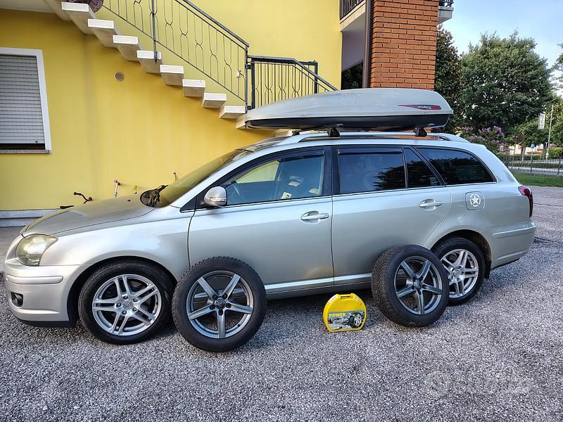 Usata 2010 Toyota Avensis Station wagon | 3500 € (Buon prezzo) - Immagine 1/4