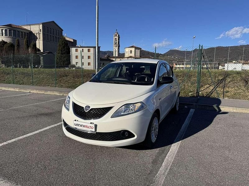 Usata Lancia Ypsilon Silver 69 CV (50 kW) 2016 Bianco Utilitaria