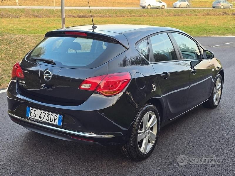 Usata Opel Astra 101 CV (74 kW) 2013 Nero Berlina