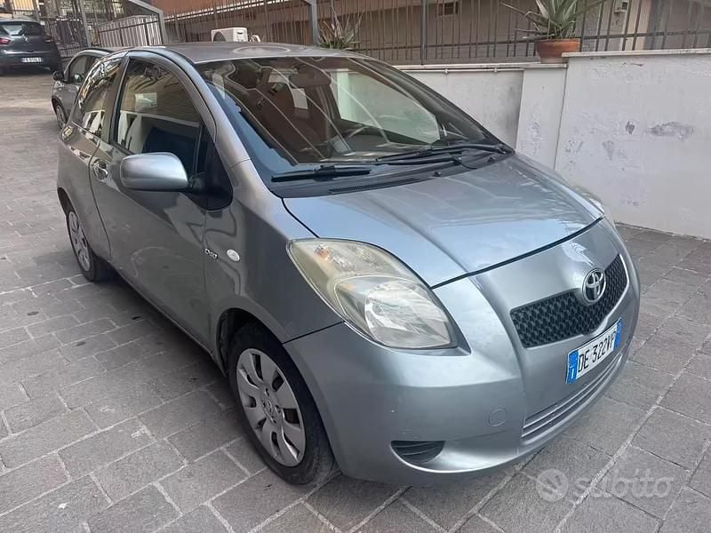 Usata Toyota Yaris Sol 90 CV (66 kW) 2007 Grigio Utilitaria