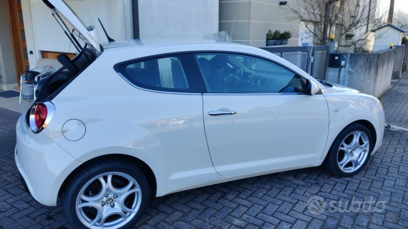 Bianco Usata 2011 Alfa Romeo MiTo Due volumi | 6000 € (Buon prezzo) - Immagine 1/4