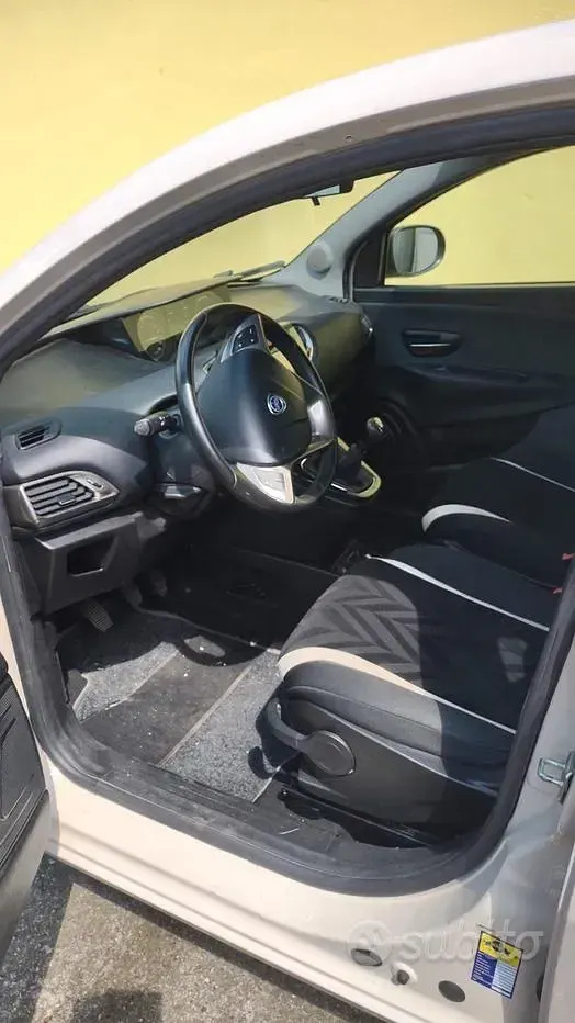 Usata Lancia Ypsilon 95 CV (69 kW) 2017 Bianco Utilitaria