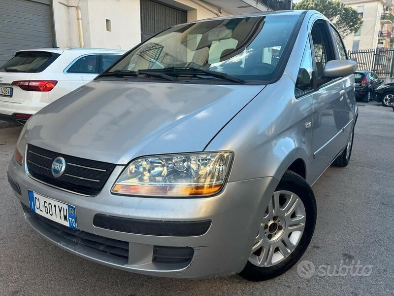 Grigio Usata 2004 Fiat Idea Emotion Monovolume | 1000 € (Buon prezzo) - Immagine 1/4
