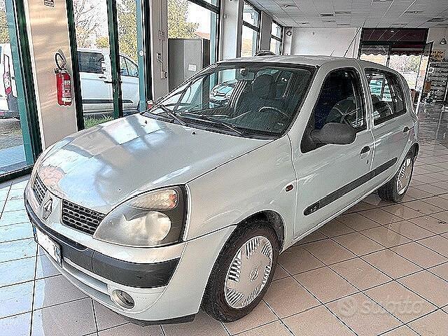 Usato 2002 Renault Clio II Benzin (1.650 €)