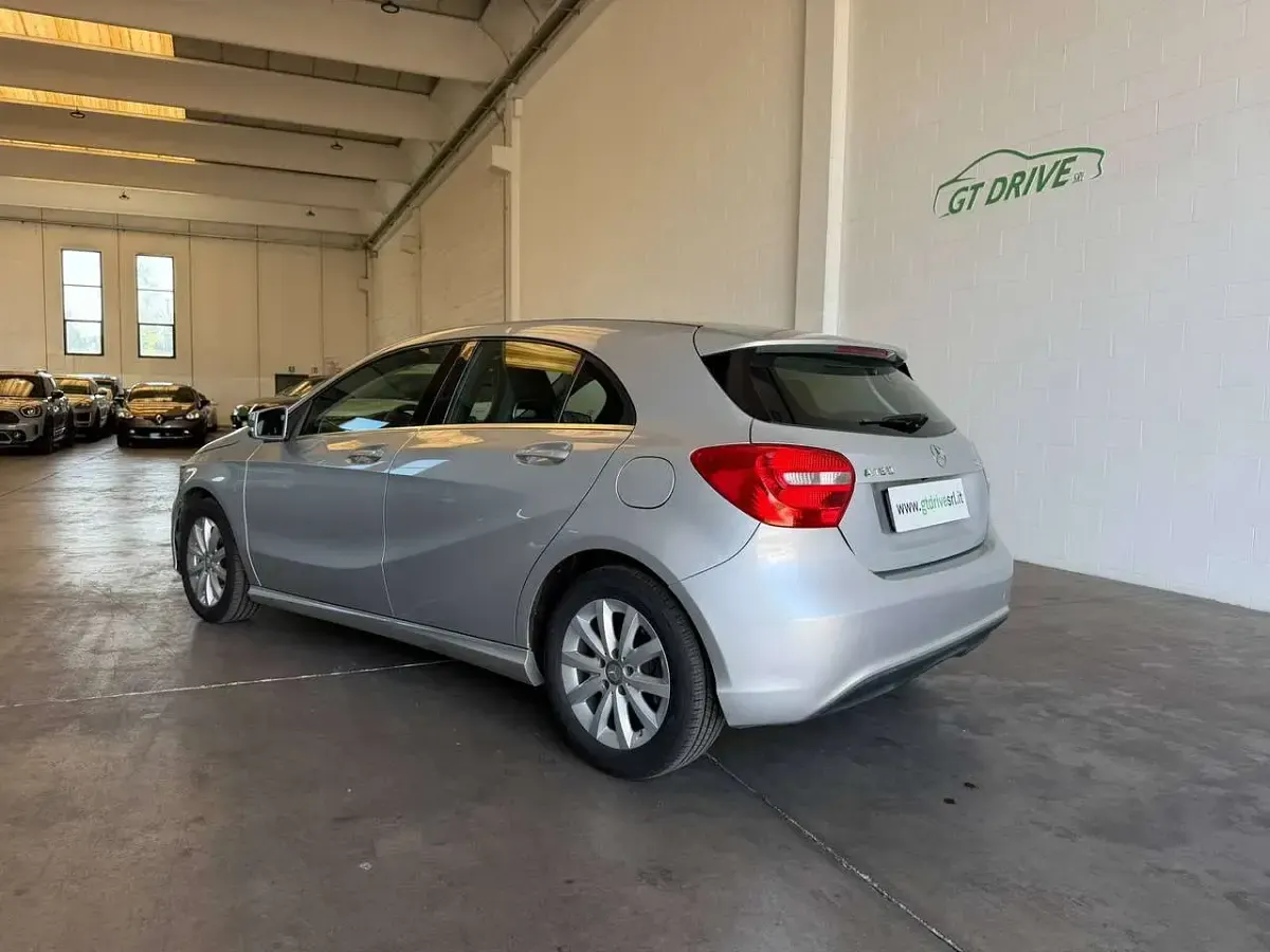 Usata Mercedes A180 109 CV (80 kW) 2015 Argento metallizzato Utilitaria