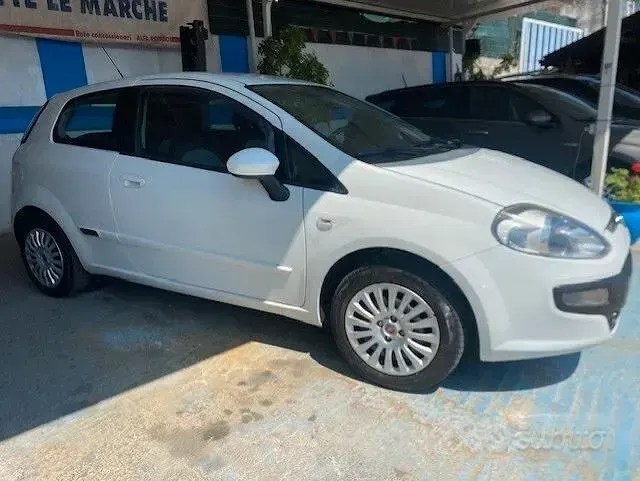 Usata Fiat Grande Punto 77 CV (56 kW) 2010 Bianco Utilitaria