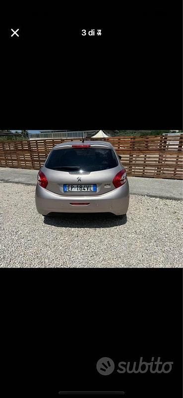Usata Peugeot 208 68 CV (50 kW) 2014 Utilitaria