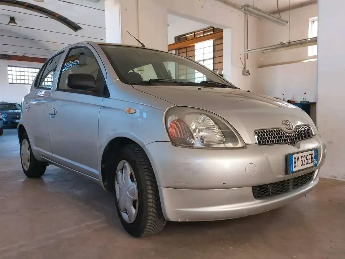 Usata Toyota Yaris Sol 86 CV (63 kW) 2002 Argento Berlina