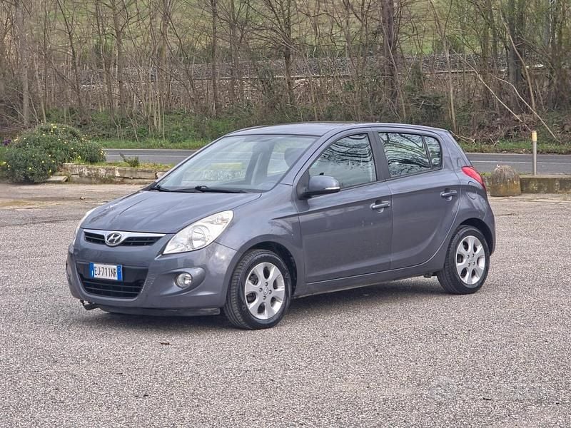 Usata Hyundai i20 Comfort 75 CV (55 kW) 2011 Grigio Utilitaria