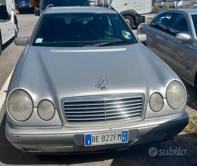 Begagnad Mercedes E200 1999 Grå Kombi