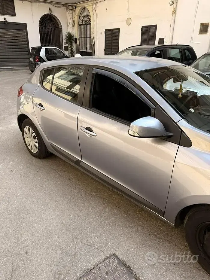 Usata Renault Mégane III 90 CV (66 kW) 2009 Grigio Berlina