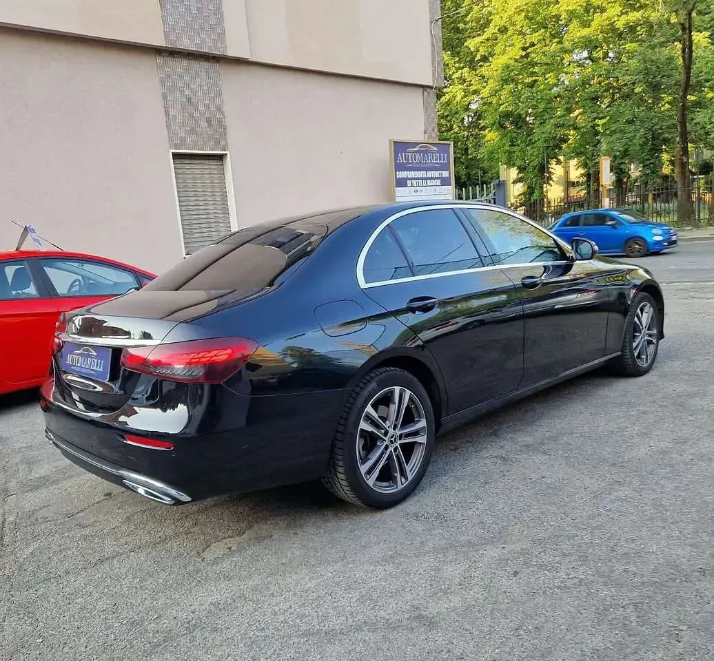 Usata Mercedes E220 Business 200 CV (147 kW) 2022 Nero Berlina