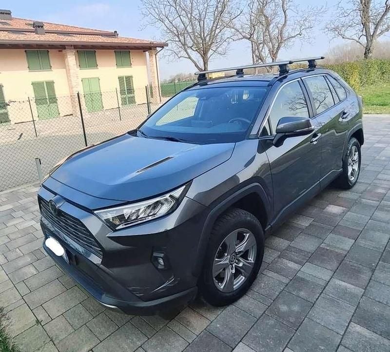 Usata Toyota RAV4 Hybrid Active 178 CV (130 kW) 2022 Grigio SUV