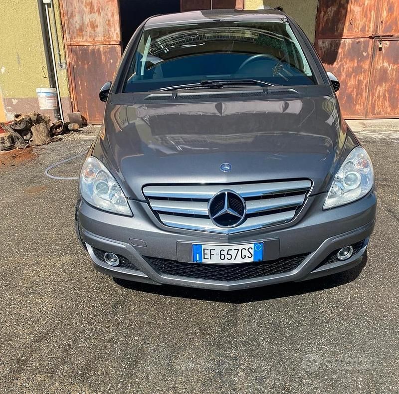 Grigio Usata 2010 Mercedes B180 Monovolume | 5000 € - Immagine 1/4