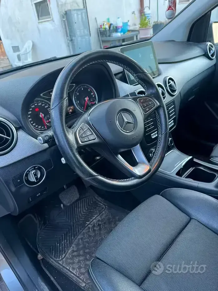 Usata Mercedes B200 156 CV (114 kW) 2017 Grigio Utilitaria