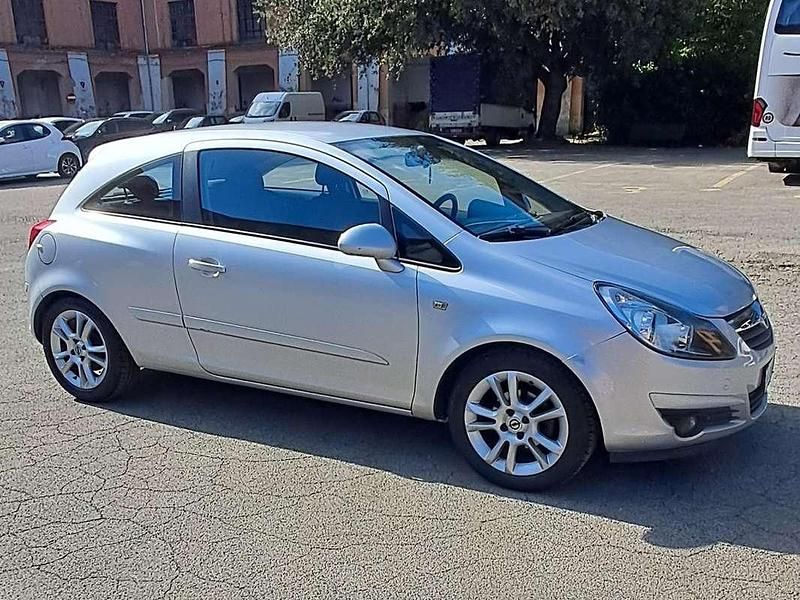 Usata Opel Corsa Club 75 CV (55 kW) 2007 Argento Utilitaria