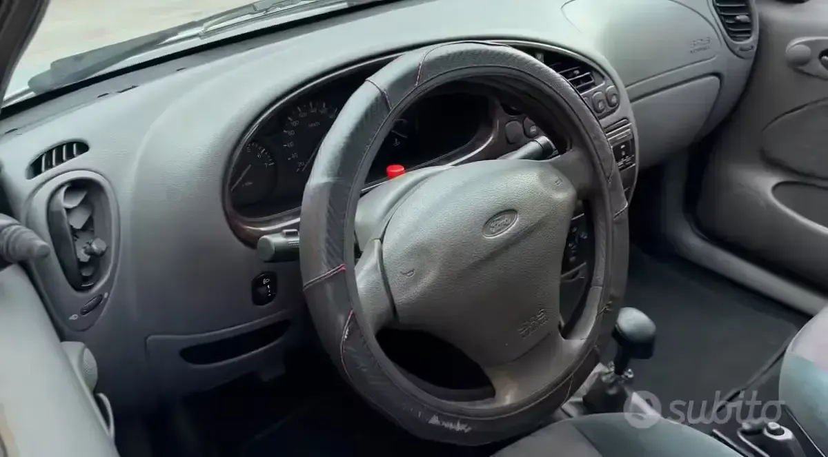 Usata Ford Fiesta 75 CV (55 kW) 2000 Grigio Utilitaria