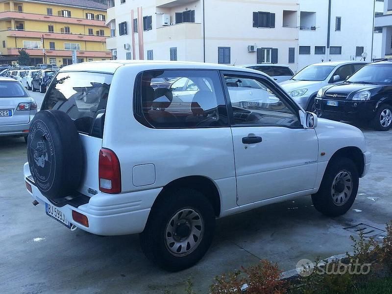 Second-hand Suzuki Grand Vitara 94 CP (69 kW) 2000 Gri Berlinǎ