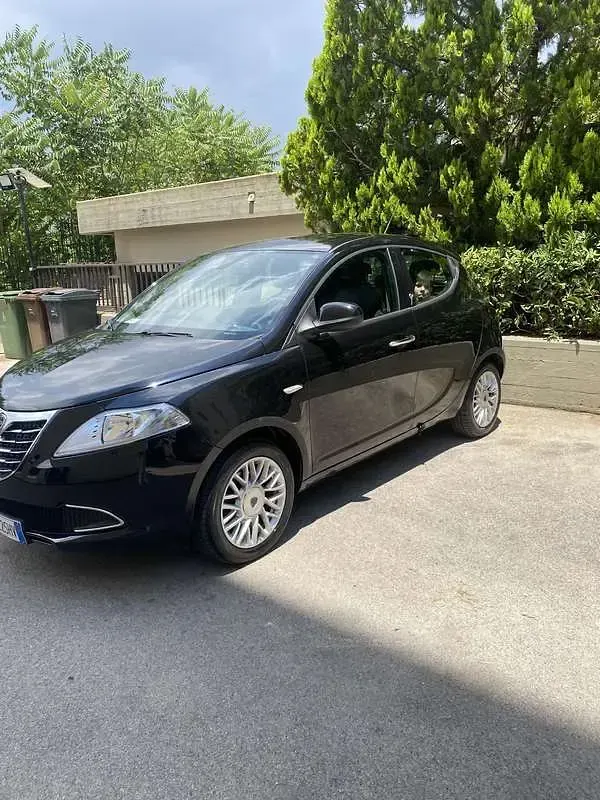 Usata Lancia Ypsilon Silver 116 CV (85 kW) 2015 Nero Utilitaria