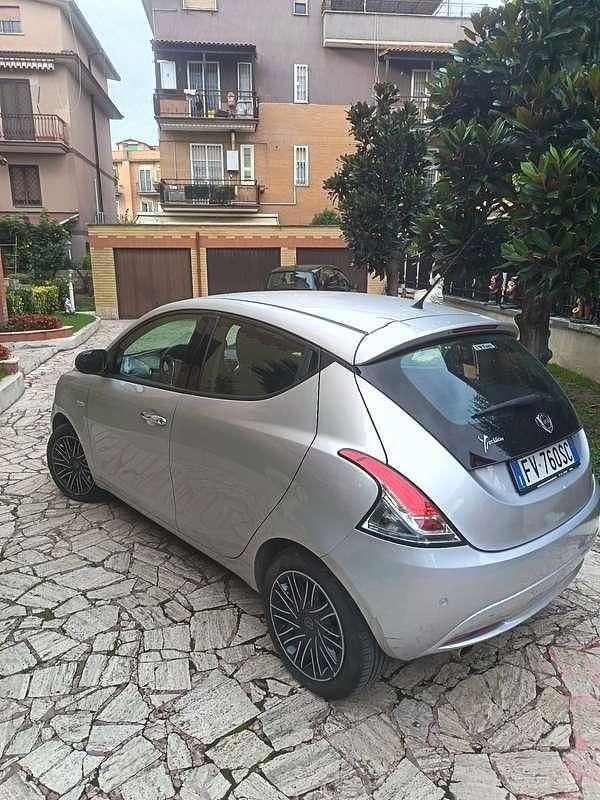 Usata Lancia Ypsilon Gold 69 CV (50 kW) 2019 Grigio Utilitaria