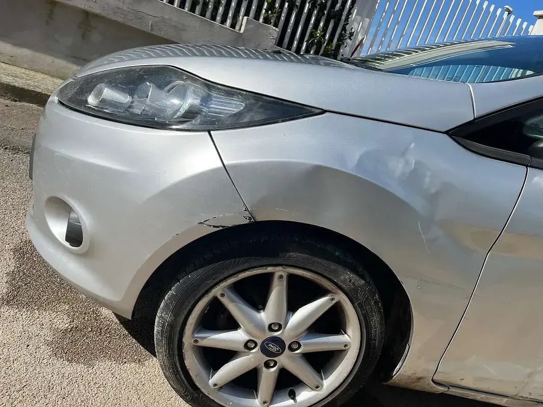 Usado Ford Fiesta Titanium 71 HP (52 kW) 2011 Prateado Sedan