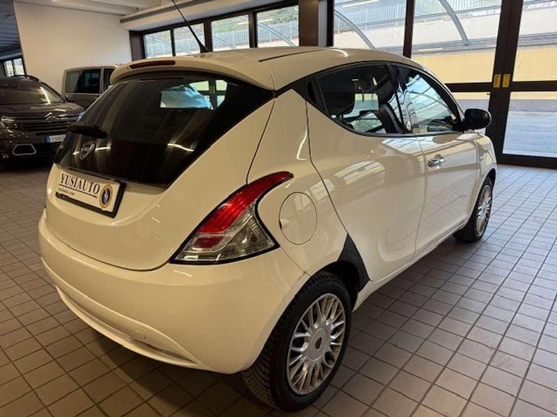 Usata Lancia Ypsilon Platinum 69 CV (50 kW) 2016 Bianco Utilitaria