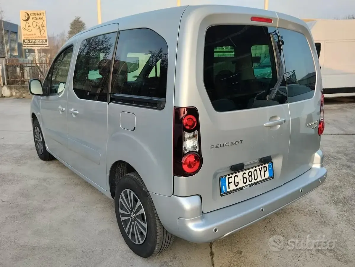 Gebraucht Peugeot Partner Tepee Active 99 PS (72 kW) 2017 Grau Van / Kleinbus