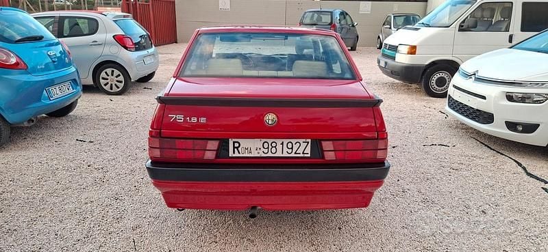 Usata Alfa Romeo 75 120 CV (88 kW) 1991 Rosso Berlina