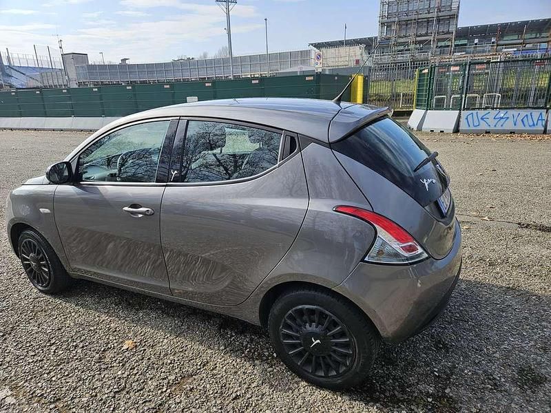 Usata Lancia Ypsilon 69 CV (50 kW) 2015 Grigio Utilitaria