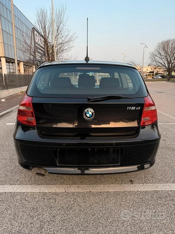 Usata BMW 118 143 CV (105 kW) 2011 Nero Utilitaria