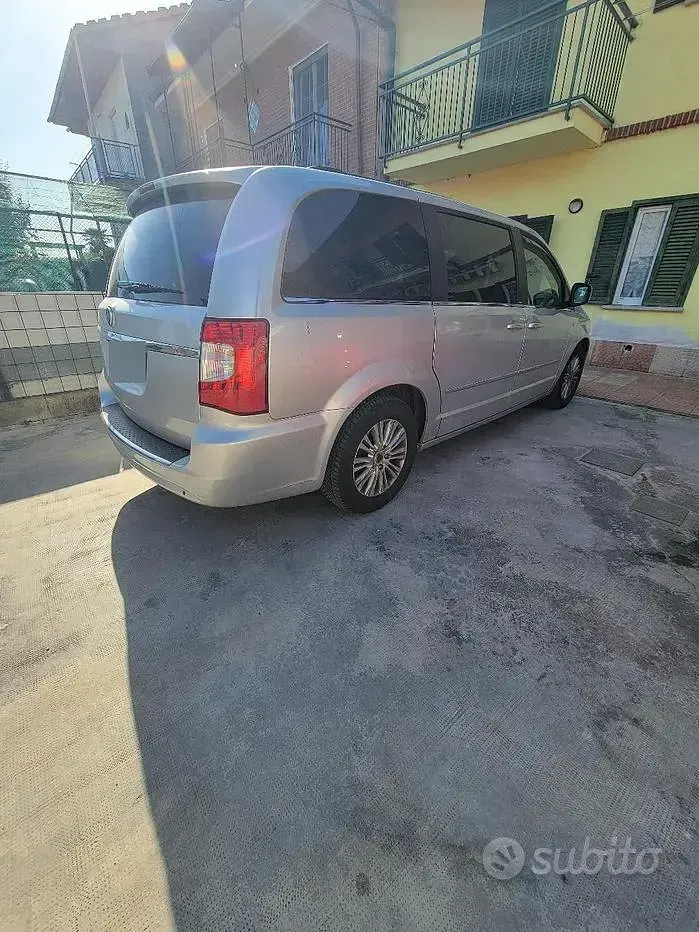 Usata Lancia Voyager 163 CV (119 kW) 2011 Grigio Monovolume