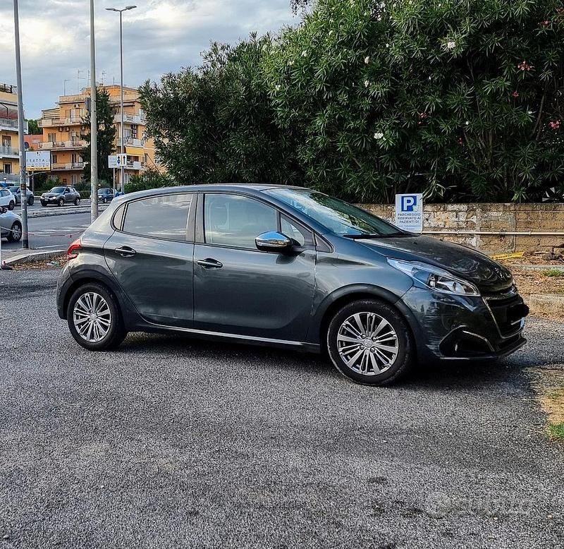 Usata Peugeot 208 Allure 82 CV (60 kW) 2017 Grigio Utilitaria
