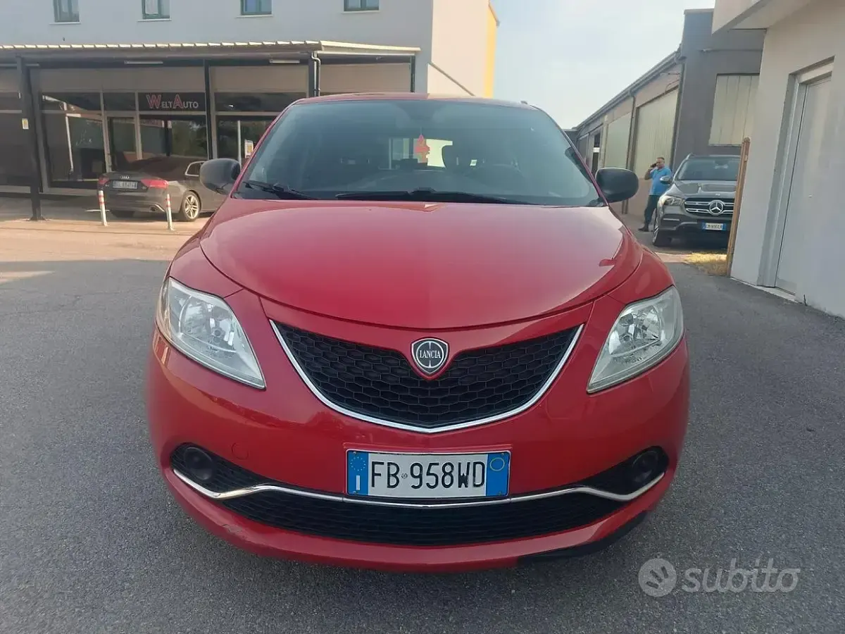 Usata Lancia Ypsilon Gold 69 CV (50 kW) 2016 Rosso Utilitaria
