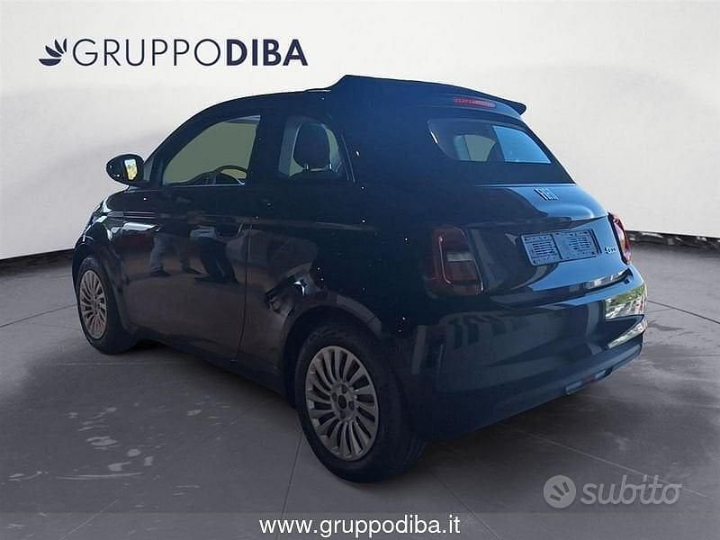 Usata Fiat 500e 69 kW (95 CV) 2024 Nero Cabrio