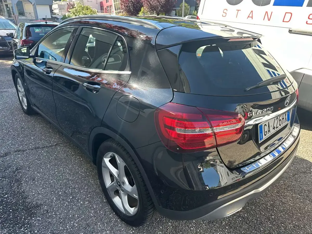 Usata Mercedes GLA200 156 CV (114 kW) 2019 Kosmosschwarz  metalliclack SUV