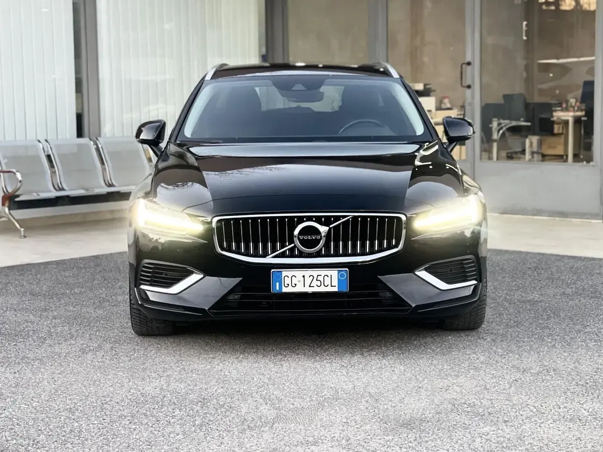 Usata Volvo V60 253 CV (186 kW) 2021 Blu Station wagon