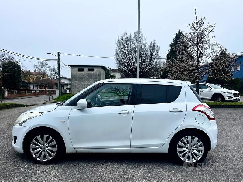 Usata Suzuki Swift 93 CV (68 kW) 2012 Bianco Utilitaria