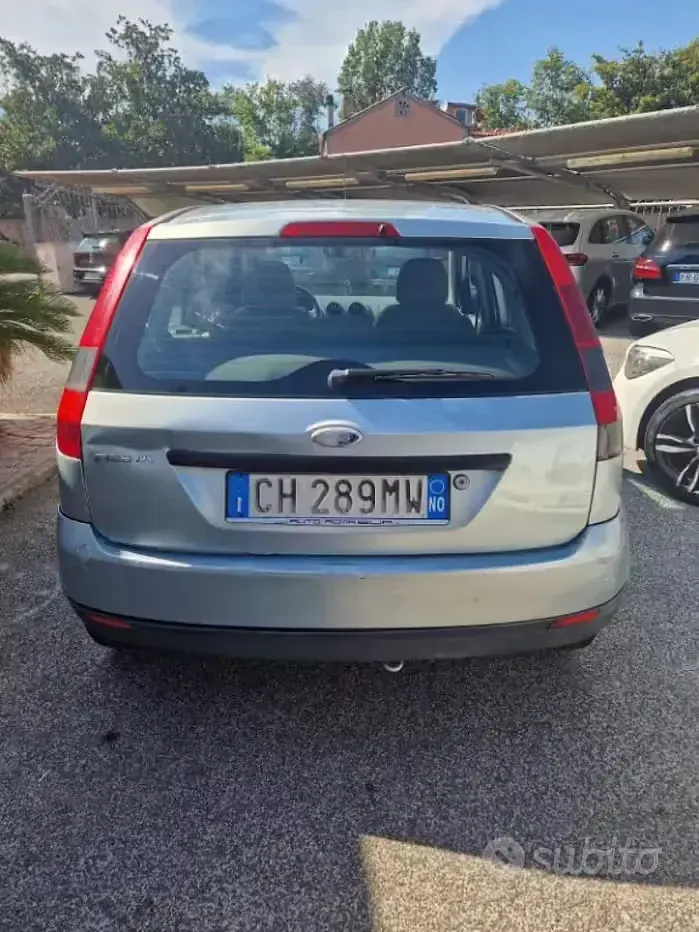 Usata Ford Fiesta 75 CV (55 kW) 2003 Grigio Utilitaria