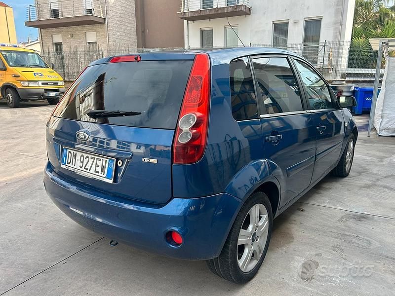 Usata Ford Fiesta 90 CV (66 kW) 2008 Blu Utilitaria
