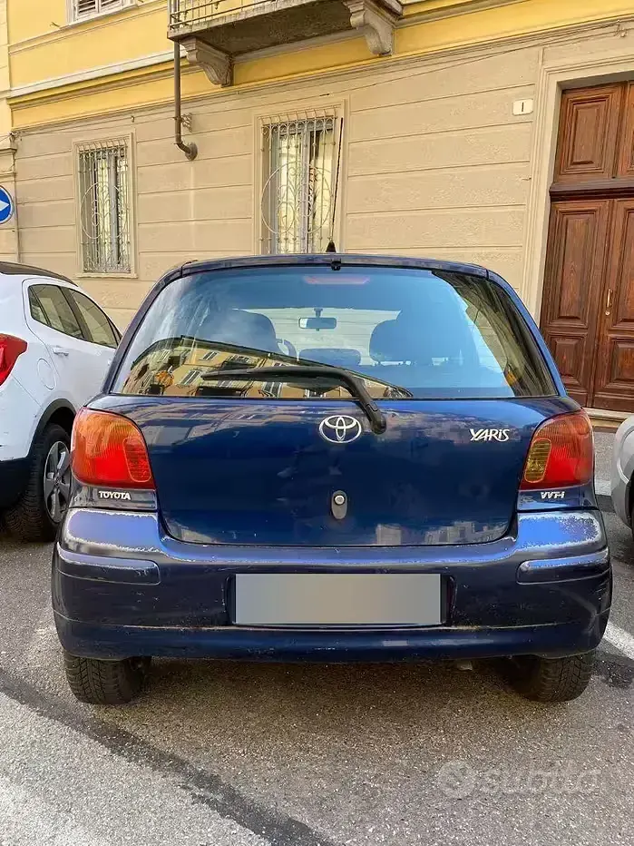 Usata Toyota Yaris 65 CV (47 kW) 2003 Bluazzurro Berlina