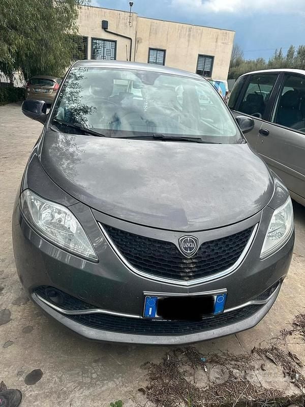 Usata Lancia Ypsilon 95 CV (69 kW) 2016 Grigio Utilitaria