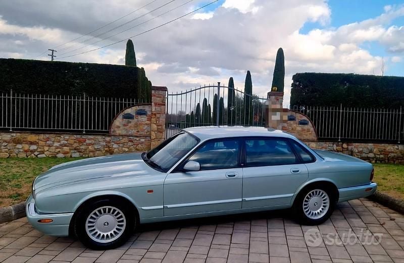 Usata Jaguar XJ8 237 CV (174 kW) 1998 Argento Berlina