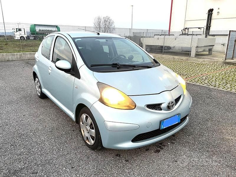 Usata Toyota Aygo Sol 68 CV (50 kW) 2006 Argento Utilitaria