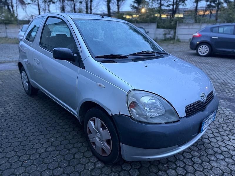 Argento Usata 2003 Toyota Yaris Tre volumi | 1699 € (Ottimo prezzo) - Immagine 1/4