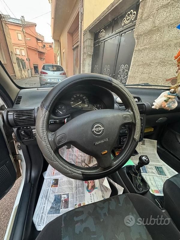Usata Opel Corsa Edition 45 CV (33 kW) 2000 Bianco Utilitaria