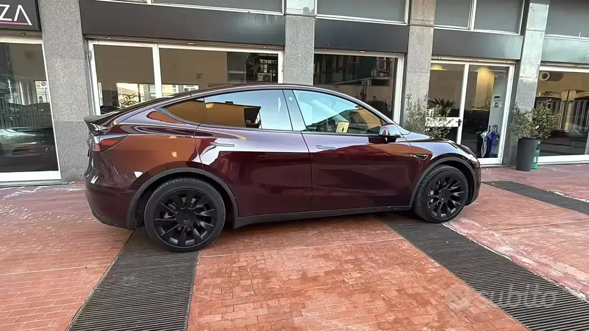 Usata Tesla Model Y 189 kW (258 CV) 2023 Rosso SUV