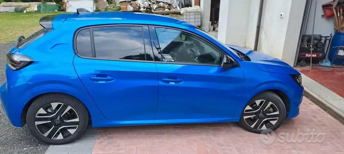 Usata Peugeot 208 101 CV (74 kW) 2024 Utilitaria