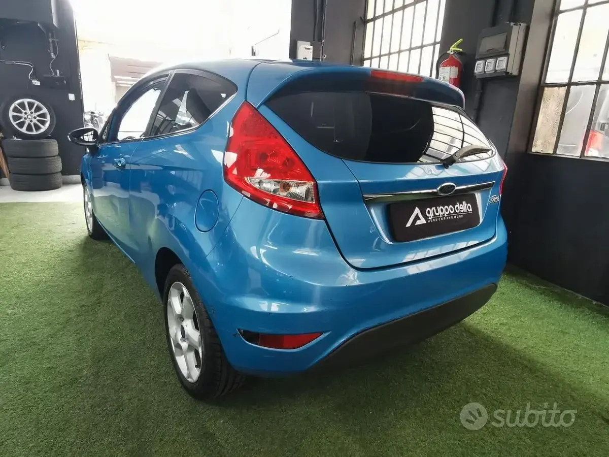 Usata Ford Fiesta Titanium 71 CV (52 kW) 2012 Bluazzurro Berlina
