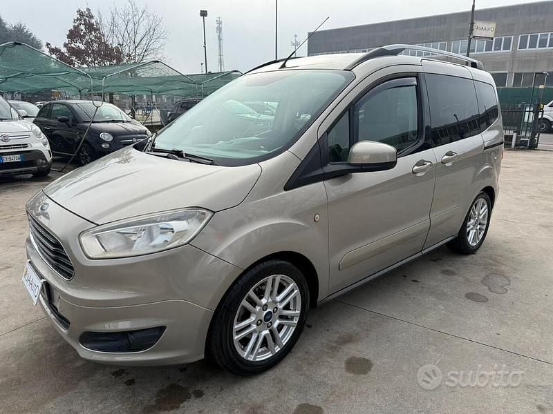 Usata Ford Tourneo Courier Titanium 101 CV (74 kW) 2015 Marrone Monovolume