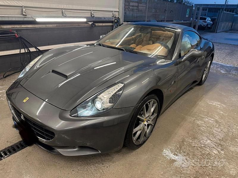 Usata Ferrari California 460 CV (338 kW) 2010 Grigio Cabrio
